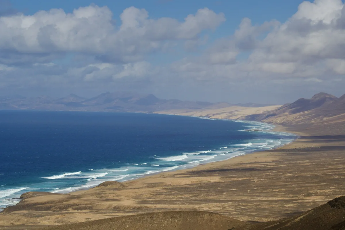Costa de Fuerteventura con montañas al fondo